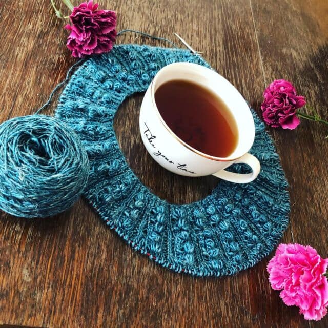 [ENG] Getting on with a bit of summer knitting. Honestly, I never thought I would be knitting a short sleeved crop top but then a couple of years ago I never thought I’d be knitting full stop 😅. What about you, are you a fan of summer knits?

It’s the #SenecioTop by @life_is_cozy knitted in @malabrigoyarn Susurro in the Teal Feather colourway. It’s fun knit with lots of interesting stitched and about a million bobbles, so it’s slow going, but enjoyable.

…

[CZ] Trocha toho letního pletení. Nikdy bych si nemyslela, že se jednou pustím do pletení trička do pasu s krátkým rukávem. Ale tak před pár lety jsem si nemyslela, že se kdy vůbec pustím do pletení. 😅 Jak to máte s pletením letních kousků vy?

Já mám na jehlicích top Senecio od Life is Cozy a pletu ho ze Susurra od Malabriga koupeného u @yarnqueenprague Je to zábavné pletení se spoustou různých vzorů a asi tak miliónem nopků, takže to jde pomalu, ale baví mě to.

#KnittersOfInstagram #Knitstagram #MeMadeWardrobe #Pleteni #UkazCoPletes
